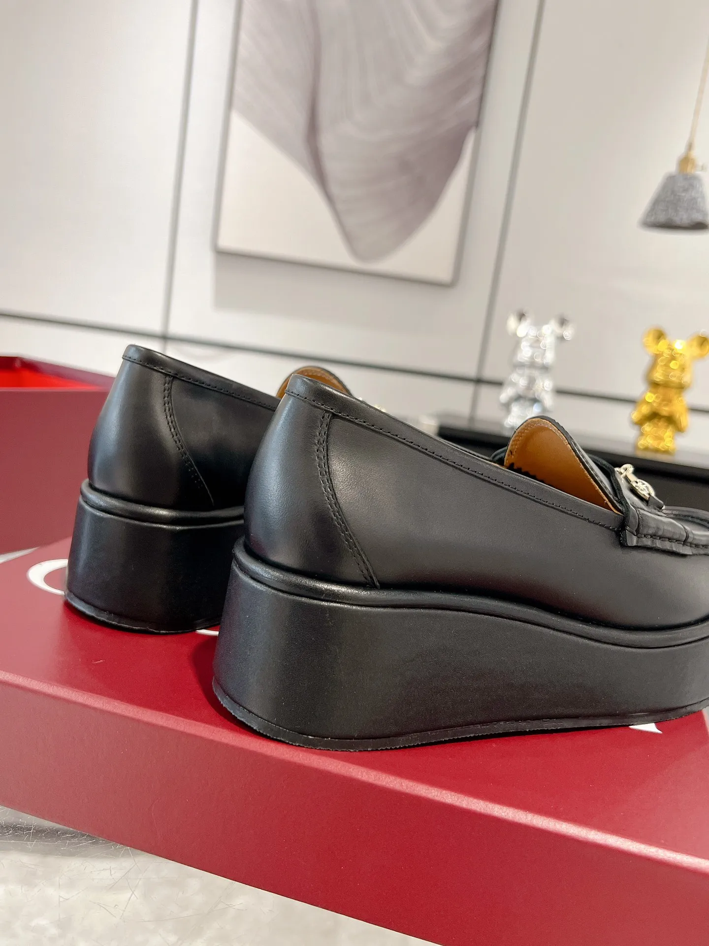 👟👟Ex-factory price 640👟👟 Leather surface 💰Gucci’s latest women’s horsebit wedge loafers ❗️❗️ Original purchase, development and production. The brand’s classic elements inject timeless style into this exquisite horsebit loafer. Glossy leather is paired with light gold-tone hardware. Wedge detailing adds a personal touch to a classic style. Original customized cowhide. Original customized soft sheepskin lining. Original molded leather with rubber outsole. Bottom thickness: 2.5CM in the front and 5cm in the back. Number of yards: 35-41 (custom-made 40 and 41 are non-refundable)